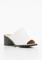 Truffle - Studded heel - white