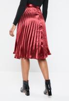 Missguided - Hammered satin pleated midi skirt - red