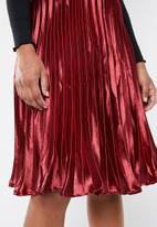 Missguided - Hammered satin pleated midi skirt - red