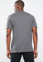 Under Armour - Sport style left chest tee - charcoal