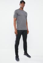 Under Armour - Sport style left chest tee - charcoal