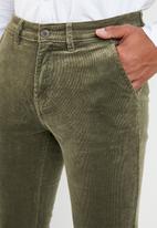 Superbalist - Slim fit cropped corduroy chino - olive