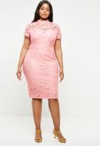 Missguided - Curve cap sleeve lace midi dress - pink