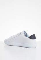 tommy hilfiger leather shoes white