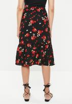 Missguided - Floral button front midi skirt - black & red 