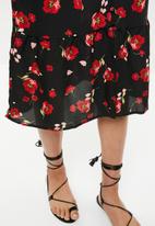 Missguided - Floral button front midi skirt - black & red 