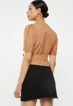 Missguided - Poplin wrap front puff sleeve crop blouse - brown 