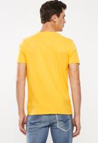 GUESS - Triangle short sleeve tee - yellow