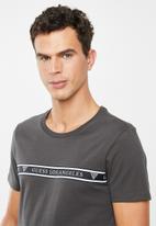 GUESS - Guess stripe tee - charcoal 