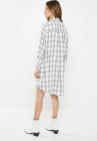 Missguided - Oversized check shirt and cami dress - white & grey