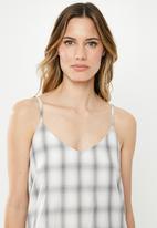 Missguided - Oversized check shirt and cami dress - white & grey