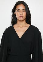 Glamorous - Petite plisse wrap with volume sleeve - black