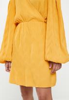 Glamorous - Petite plisse wrap with volume sleeve - yellow