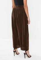 Glamorous - Petite plisse wide leg trouser - brown