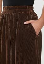Glamorous - Petite plisse wide leg trouser - brown