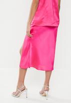 Glamorous - Petite side button sateen skirt - pink