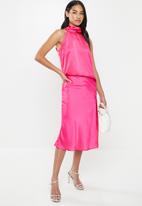 Glamorous - Petite side button sateen skirt - pink