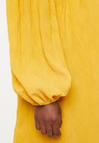 Glamorous - Maternity plisse wrap with volume sleeve - yellow