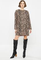 Missguided - Oversized long sleeve T-shirt dress zebra - beige & black