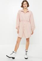Missguided - Nylon gathered waist shirt dress - pink
