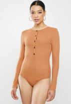 Missguided - Ribbed button up bodysuit - brown