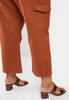 Glamorous - Plus high waisted belted cargo trouser - rust