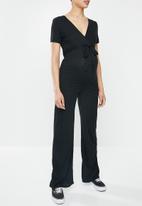 Missguided - Maternity wrap belted ribbed wide leg jumpsuit - black