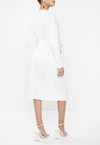 Glamorous - Maternity long sleeve belted dress with front slit - white