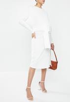 Glamorous - Maternity long sleeve belted dress with front slit - white