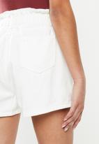 Missguided - Petite pleat high waisted shorts - white 