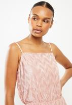 Missguided - Plisse square neck frill teddy - pink