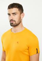 SOVIET - Bolt s20 short sleeve muscle fit T-shirt - mustard