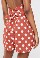 Missguided - Polka dot high neck playsuit - rust & white 