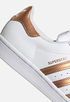 adidas Originals - Superstar w - ftwr white/copper met./core black