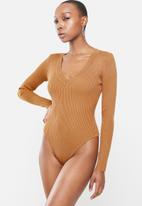 Missguided - Skinny rib knitted v-neck bodysuit - brown