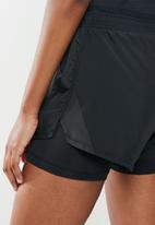 Nike - 2 in 1 running shorts - black