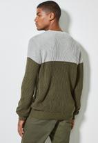 Superbalist - Block chunky crew knit - khaki & grey