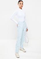 Missguided - Petite pale wash wrath jeans co ord - light blue