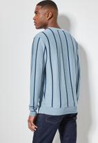Superbalist - Vertical stripe crew knit - blue