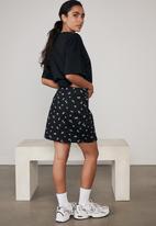 Factorie - Double split mini skirt - josie floral_black fawn
