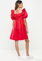Glamorous - Petite front frill open back dress - red