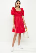 Glamorous - Petite front frill open back dress - red