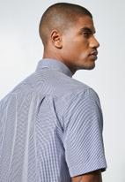 Superbalist - Regular fit short sleeve single pocket shirt  - white & navy 