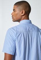 Superbalist - Regular fit short sleeve single pocket shirt  - white & blue 