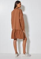 Superbalist - Long sleeve tiered sweat dress - brown