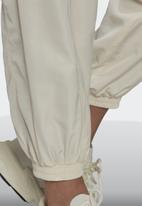 adidas Originals - Izq59 trackpants - wonder white