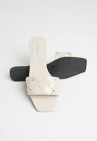 Glamorous - Wide fit woven slide - neutral