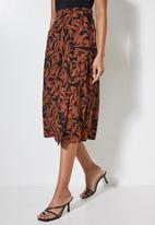 VELVET - Printed viscose wrap skirt - rust & black
