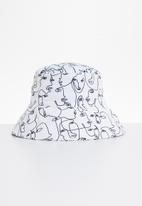 Superbalist - Face print bucket hat - white