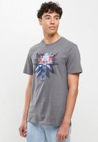 STYLE REPUBLIC - The witcher - medallion tee - black